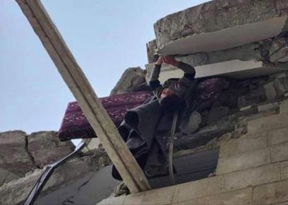إنقاذ الطفل العالق في زلزال سوريا