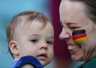 امرأة تشجع منتخبي ألمانيا والسويد