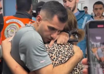 شاب فلسطيني يحتضن والدته فجأة بعد قصف كنيسة الروم الأرثوذكس