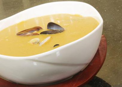حساء العدس بالمأكولات البحرية من الوجبات التي تساعد الأسرة في الحصول على التدفئة 
