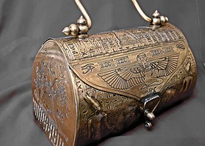 حقائب نحاسية مستوحاة من التراث الفرعوني