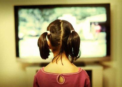 مشاهدة التلفاز ساعة يوميًا تصيب طفلك بالسمنة