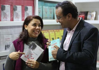 زوجان يشتركا في فاترينة واحدة بمعرض الكتاب