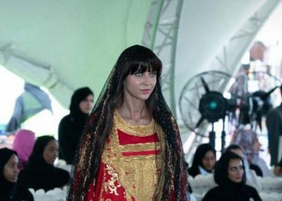 منى المنصورى تبهر الحضور بعرض أزياء تراثى مبهر فى عيد الإمارات الوطنى الـ 47