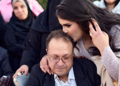 أب يبكي أثناء عقد قرآن ابنته