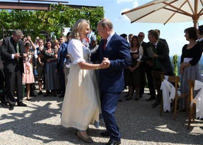 بوتين يرقص مع وزيرة خارجية النمسا في حفل زفافها