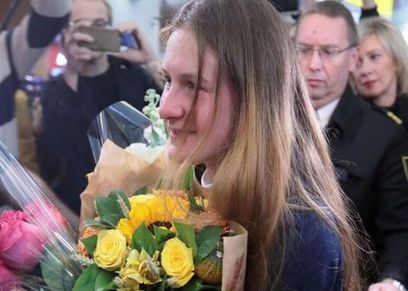ماريا بوتينا في مطار روسيا عقب عودتها