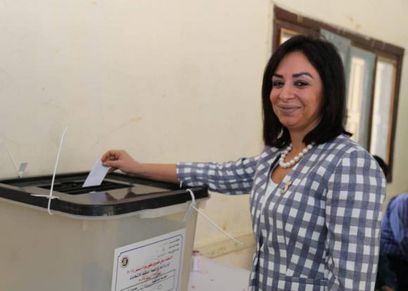 بالصور| مايا مرسي تدلي بصوتها في الاستفتاء على التعديلات الدستورية