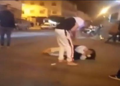 رجل يعتدي على سيدة في الشارع دون تدخل الماره