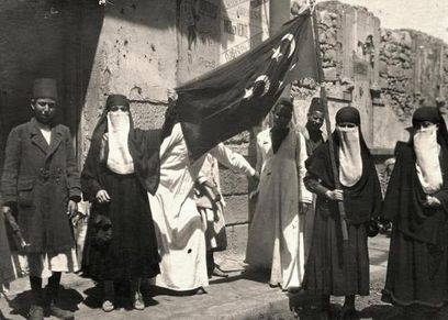 نحو 500 سيدة وفتاة شاركن في أول مظاهرة نسائية في تاريخ مصر الحديث