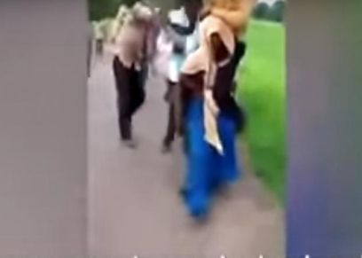 لقطة من الفيديو أثناء حمل السيدة لزوجها