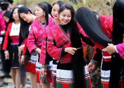 نساء قرية روبانزل الصينية