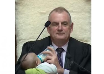 رئيس البرلمان النيوزلندي يصطحب طفلا