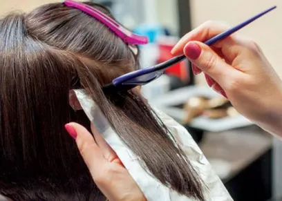 استخدام صبغات الشعر بشكل متكرر يزيد خطر الإصابة بسرطان الثدي
