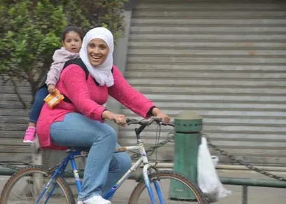 ولاء إبراهيم أثناء حمل ابنتها خلال ركوب الدراجة