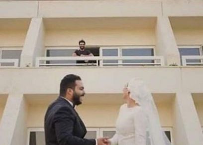 العروسان صاحبا صور محمد صلاح بالعزل