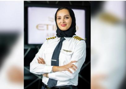 عائشة المنصوري أول كابتن طيار في الإمارات
