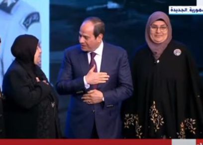الرئيس السيسي مع أمهات مثلث القيادة