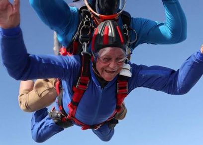 سيدة بريطانية تحتفل بعيد ميلادها ال90 بالقفز 12 ألف قدم عن سطح الأرض.. العمر مجرد أرقام