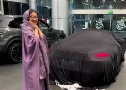 فتاة سعودية تهدي صديقتها سيارة فارهة