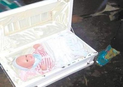 سيدة تزيف جنازة طفلها وتضع دمية بلاستيكية في قبره