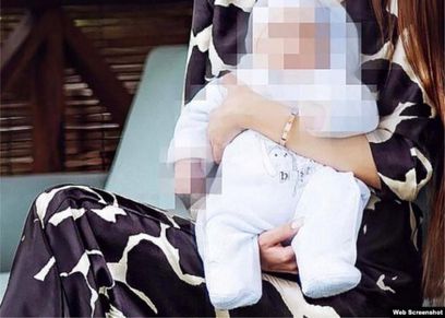 ملكة جمال موسكو السابقة أوكسانا فيوفودينا وطفلها