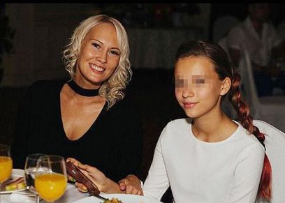 ملكة جمال روسية تعرض عذرية أبنتها للبيع