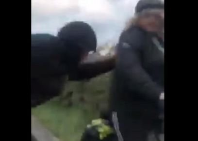 فيديو لاعتداء على سيدة في الطريق يثير الغضب