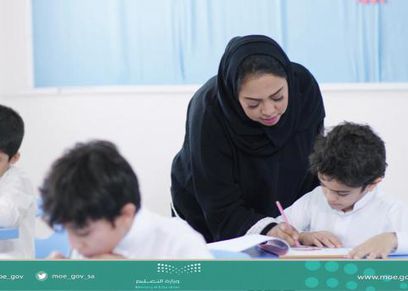 معلمة بالمدارس تعلم البنين