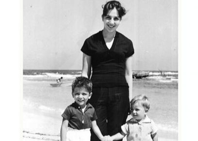 هشام سليم مع والدته وشقيقه