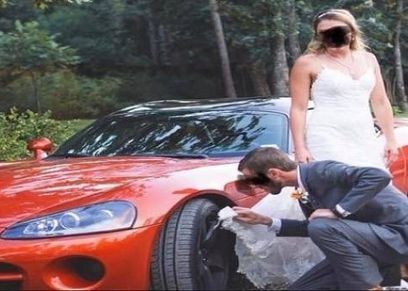 عريس يستخدم ثوب زفاف عروسه لتنظيف عجلة سيارته