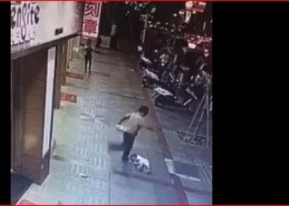 سيدة تعتدى بالضرب المبرح على طفل في أحد الشوارع بطريقة وحشية