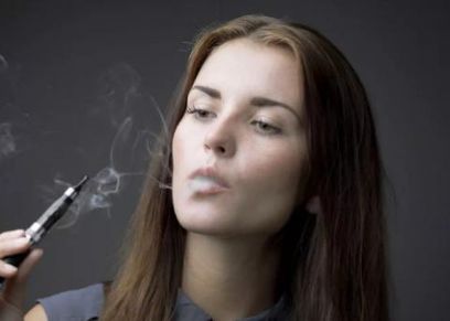 السجائر الإلكترونية التي تسبب مرض رئة الفشار