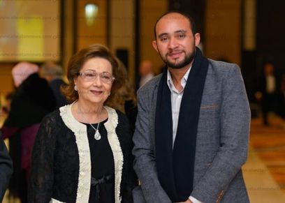 سوزان مبارك بصحبة مصور الوطن