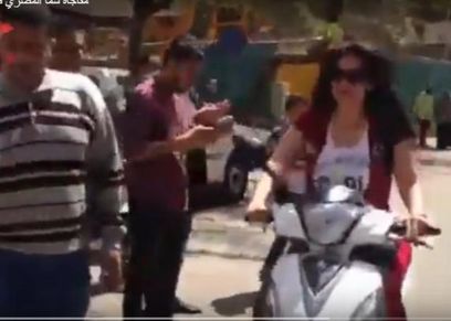 سما المصري تفاجأ الجمهور بركوبها دراجه مستنكرة من طلب الفتيات 