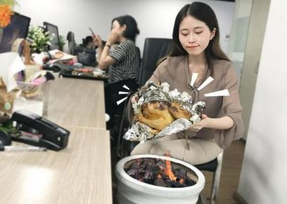 صينية تطبخ دجاجة على طاولة العمل