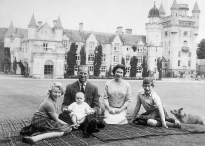 العائلة البريطانية في قلعة بالمورال