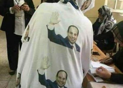 عباءة وصور مطبوعة.. إطلالة سيدة مصرية خارج مصر للاستفتاء على التعديلات الدستورية