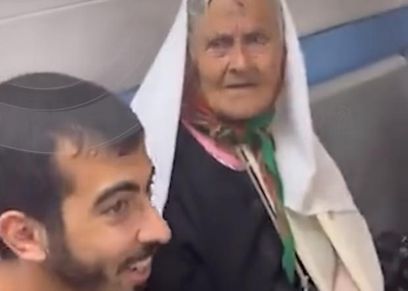 مسنة فلسطينية من مواليد 1944 بعد نجاتها من قصف الطيران الإسرائيلي