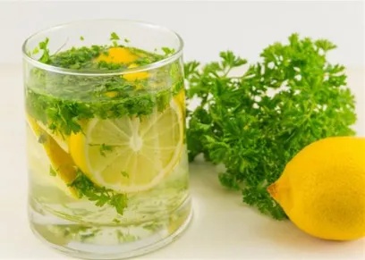 فوائد تناول عصير الليمون لترطيب الجسم في الصيف - تعبيرية