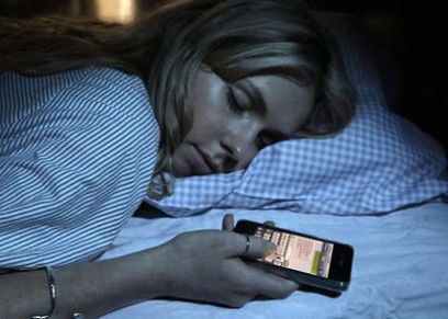 تجنب شحن الهاتف في غرفة النوم ليلا يؤثر على وظائف المخ
