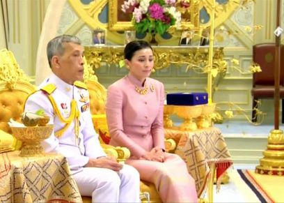بالصور| من مضيفة طيران إلى زوجة الملك.. تعرف على ملكة تايلاند الجديدة