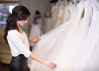 البحث عن فستان زفاف مناسب