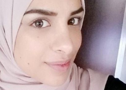 تعويض سويدية مسلمة رفضت مصافحة رجل أثناء مقابلة عمل