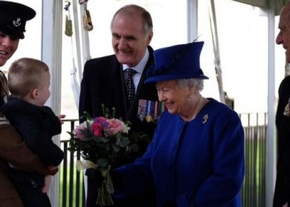ملكة بريطانيا إليزابيث الثانية والطفل ألفيه
