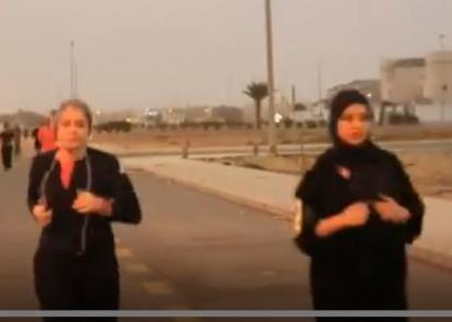 تخرج عن المألوف.. سعودية تؤسس فريق للجري بين النساء والرجال في الشوارع