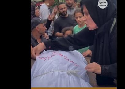 أم تودع ابنها في غزة