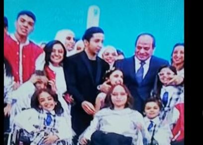 الرئيس السيسي مع أطفال قادرون باختلاف