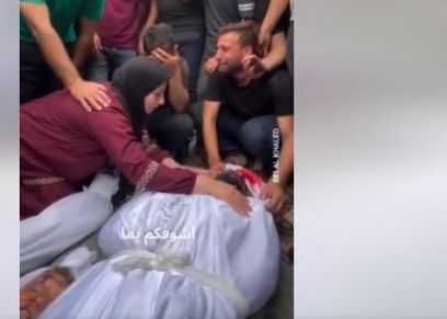 أم فلسطينية تبكي أبنائها وتحتضن جثثهم
