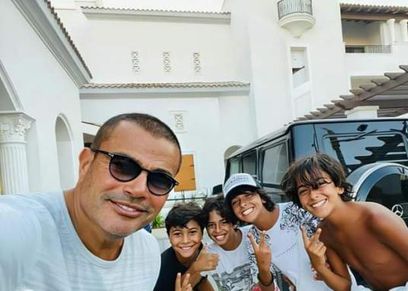 عمرو دياب برفقة مجموعة من الأطفال
